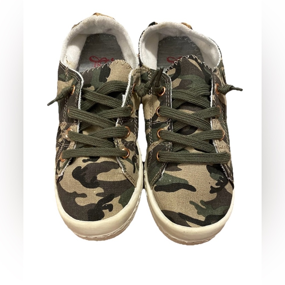 Jellypop Womens Camo shoes. Size 6.5M